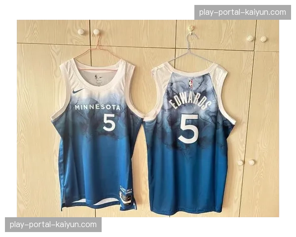 狼队公布新赛季主场球衣,设计融入本地工业遗产元素 狼队公布新赛季主场球衣,设计融入本地工业遗产元素