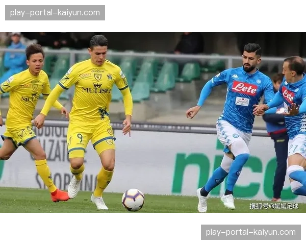 赛后分析：弗罗西诺内为何坚守4-4-2平行中场对抗强敌