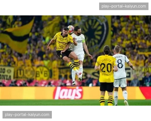 特写：终场哨响，不莱梅老将菲尔克鲁格跪地长叹