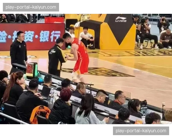 胡金秋伤退,广厦客场不敌广州龙狮,总比分1-3出局 胡金秋伤退,广厦客场不敌广州龙狮,总比分1-3出局